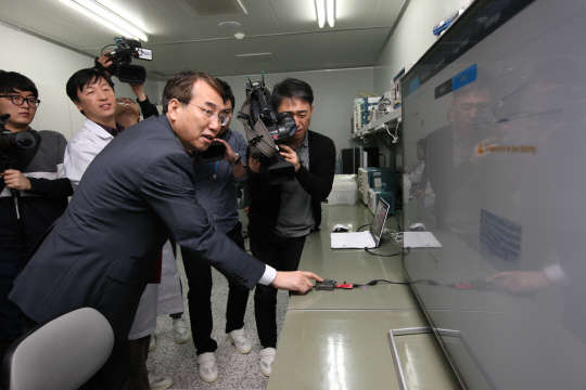 이석준 미래창조과학부 제1차관이 지난 4월 30일 경기도 성남시 분당구 크루셜텍에서 열린 '나노기술 산업화 전략 기업현장 발표 및 간담회'에서 지문인식모듈을 직접 시연해 보고 있다.  사진= 연합뉴스